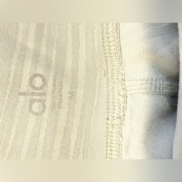 High Waist Airbrush Capri in Pistachio Waves
ALO - Picture 6 of 9